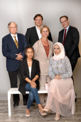 Vorne: Yeaman Nigatu, MSSc., Hadil Najjar, MSc. (Absolventinnen) Mitte: Sonja Falkner-Matzinger BA MSc. (Projektleitung Borealis-MORE-Stipendium)  Hinten: Prof. Kurt Schlacher (Dekan TN) Dr. Andreas Meinecke (Borealis AG), Prof. Stefan Koch (Vizerektor Lehre und Studierende)