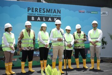 From left to right: Laura Gonzales - Legal Resident Officer at USAID, Tomsi Tohir - Inspectorate General of the Ministry of Home Affairs, Rut Kruger Giverin - Norway Ambassador for Indonesia, Markus Horcher - Director Sustainability & Public Affairs at Borealis, Abdullah Azwar Anas - Minister for Empowerment of State Apparatus for Bureaucratic Reform, Rofi Alhanif - Assistant Deputy for Waste and Waste Management at Coordinating Ministry of Maritime and Investment, of Waste  and Widharmika Agung-Partner at Systemiq.