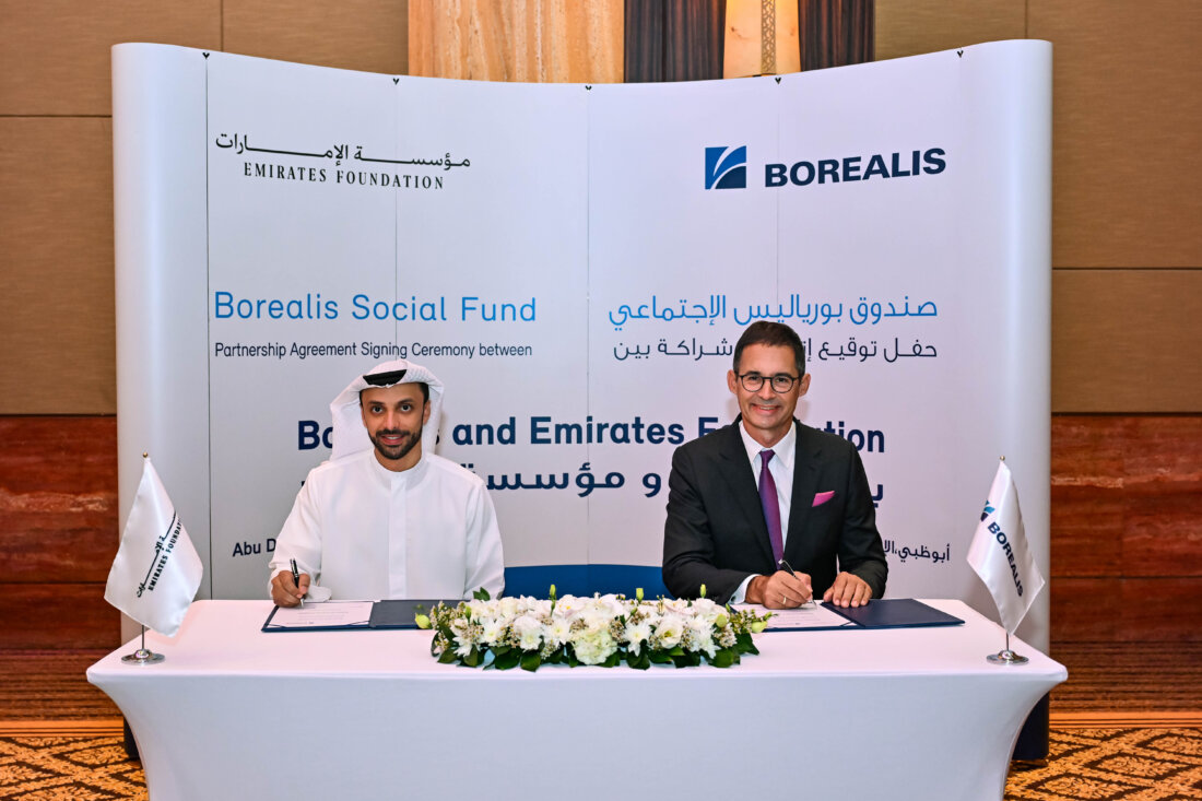 Foto: Unterzeichnung des Partnerschaftsabkommens zwischen Borealis und der Emirates Foundation durch Stefan Doboczky, Borealis CEO, und S.E. Ahmed Al Shamsi, CEO der Emirates Foundation