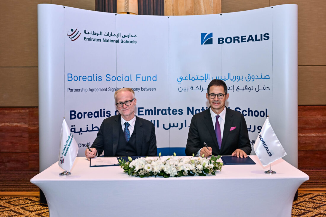 Foto: Unterzeichnung des Partnerschaftsabkommens zwischen Borealis und den Emirates National Schools durch Stefan Doboczky, Borealis CEO, und Lachlan Ewen MacKinnon, Generaldirektor der Emirates National Schools