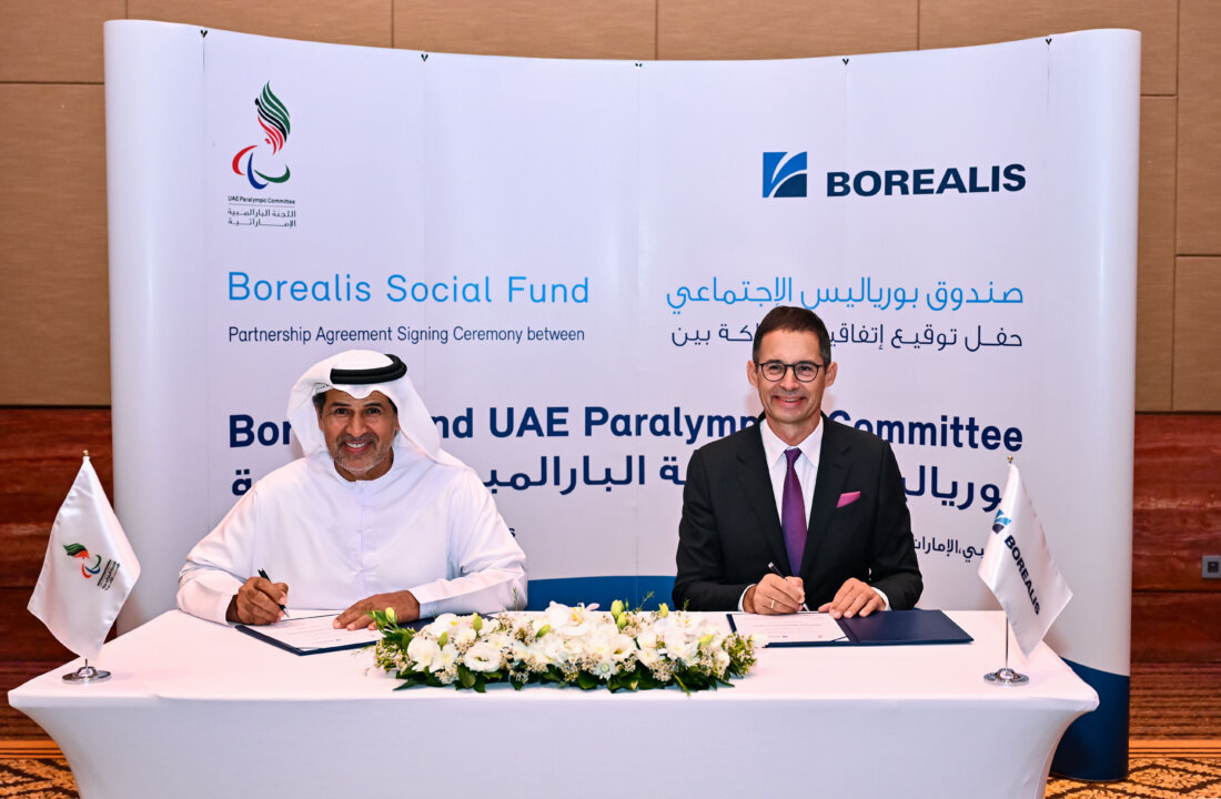 Foto: Unterzeichnung des Partnerschaftsvereinbarung zwischen Borealis und dem Paralympischen Komitee der VAE durch Stefan Doboczky, Borealis CEO, und S.E. Mohammed M. Fadhel Al Hameli, Vorsitzender des paralympischen Komitees der VAE unterzeichnet