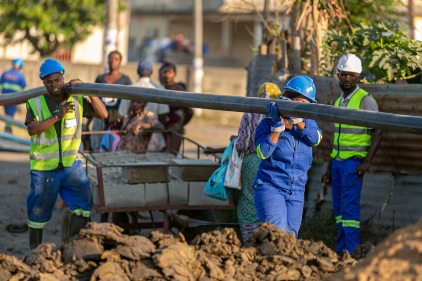 IMG Carrying Pipes Beira