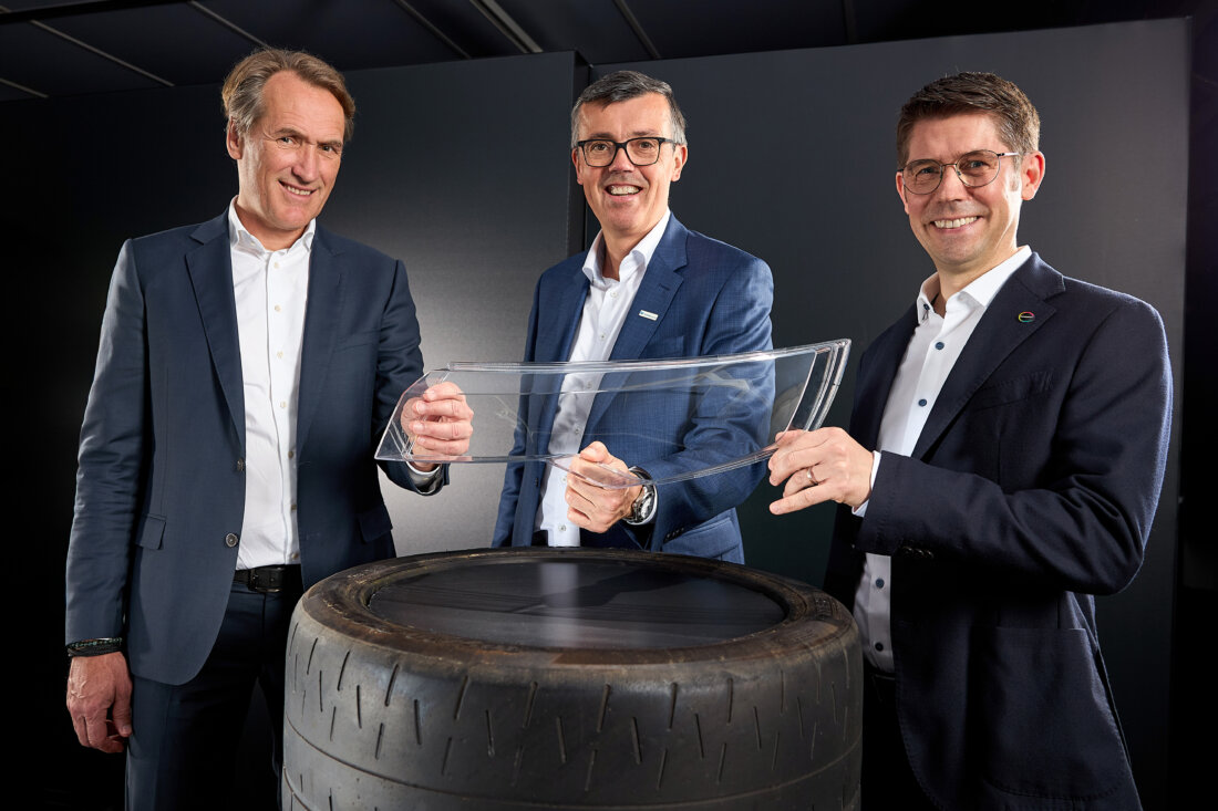 Foto: Starke Partnerschaft für die Kreislaufwirtschaft (von links nach rechts): Jeroen Verhoeven (Neste), Thomas Van De Velde (Borealis), Guido Naberfeld (Covestro) wollen aus Altreifen neue Autoteile herstellen.