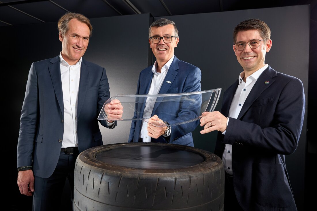 Kuva: Yhteistyötä kiertotalouden edistämiseksi. Vasemmalta oikealle: Jeroen Verhoeven (Neste), Thomas Van De Velde (Borealis), Guido Naberfeld (Covestro) tähtäävät uusien autonosien valmistamiseen käytöstä poistetuista renkaista.